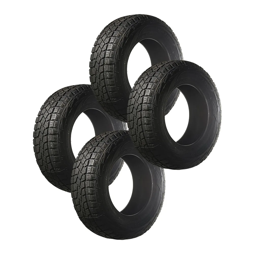 Conjunto de quatro pneus Sportrak empilhados mostrando a banda de rodagem robusta para uso all-terrain